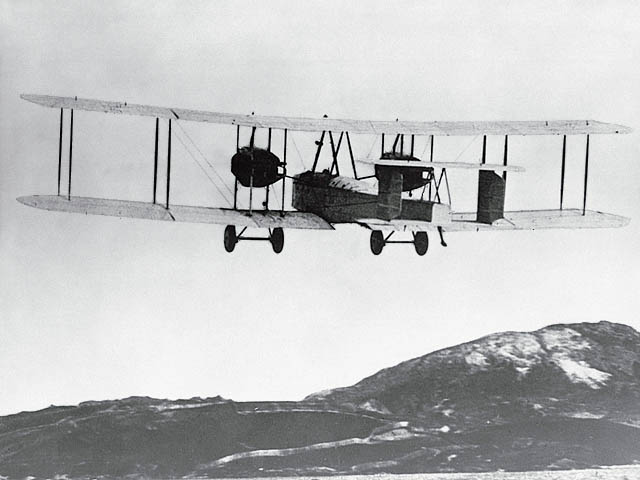 __1919: __Джон Алкок и Артур Браун садят свой самолет Vickers Vimy в болото в Клифдене, Ирландия, ознаменовав окончание первого беспосадочного перелета через Атлантику